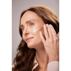 Sisley Sisleya L’Integral Radiance AntiDark Spot Serum 7 Sisley Sisleya L’Integral Radiance AntiDark Spot Serum -Clarins Verkoopwinkel 1072692 3